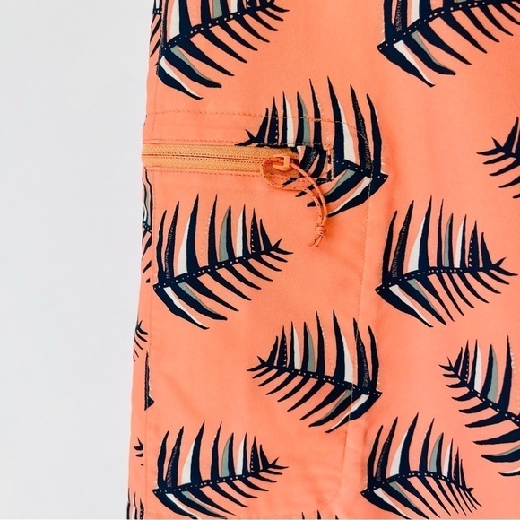 Patagonia Wavefarer boy shorts in coral palm leaves prints - Picture 3 of 8